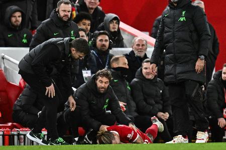 Kollision mit Klopp: Tsimikas erleidet Schlüsselbeinbruch