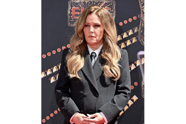 Nur zwei Tage später erlitt Lisa Marie Presley einen Herzinfarkt, ausgelöst durch Komplikationen eines Dünndarmverschlusses. Wie ihr Vater Elvis Presley ging sie viel zu früh: Die Musikerin wurde nur 54 Jahre alt.