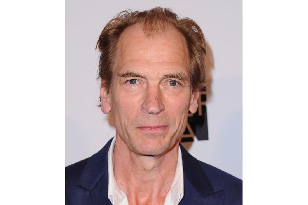 Im Januar verschwand der britische Schauspieler Julian Sands bei einer Bergwanderung nahe Los Angeles. Erst im Juni wurde sein Leichnam gefunden — die genaue Todesursache des 65-Jährigen konnte nicht mehr ermittelt werden.
