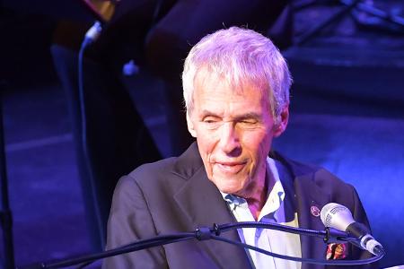 Sein Sound war unvergleichlich, seine Songs machen ihn unsterblich: Der legendäre Komponist Burt Bacharach starb Anfang Februar im Alter von 94 Jahren.