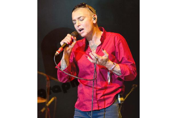 Ganz Irland bis hin zum Präsidenten trauerte, als Sinéad O'Connor im Juli mit nur 56 Jahren starb. Die Sängerin hatte sich im Laufe ihrer Karriere buchstäblich mit Gott (bzw. der katholischen Kirche) ...