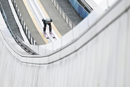Lift ausgefallen: Skispringer werden zu Bergsteigern