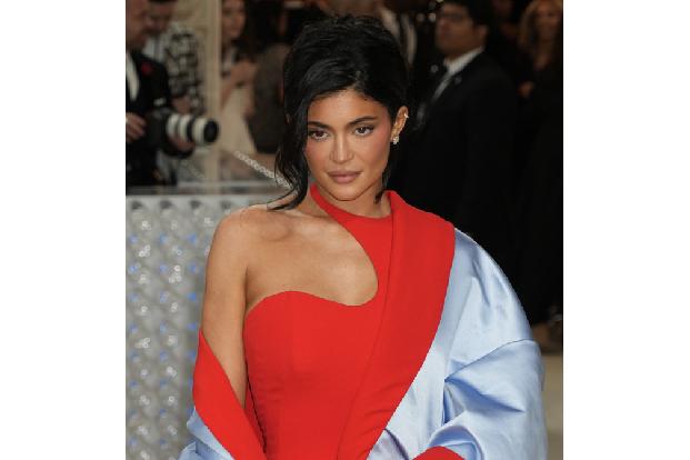Apropos Geld: Wer hat davon mehr Ahnung als Kourtneys Schwester Kylie Jenner? Die ist immerhin Milliarden schwer. Da kann man leicht mal beschließen, im kommenden Jahr einfach weniger Geld auszugeben, ...