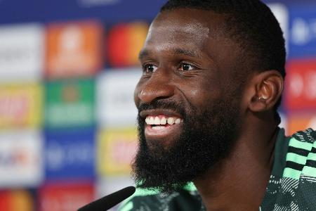 Rüdiger spendet Kleidung an Berliner Stadtmission