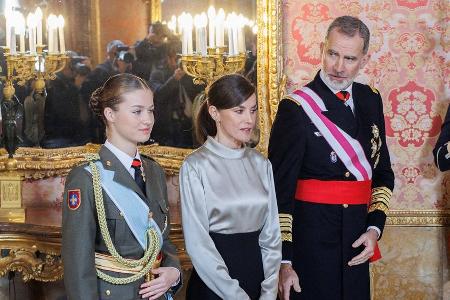 Leonor von Spanien gibt Debüt bei militärischer Neujahrs-Parade