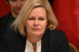 Faeser verurteilt Hassbeiträge gegen Sportler im Netz