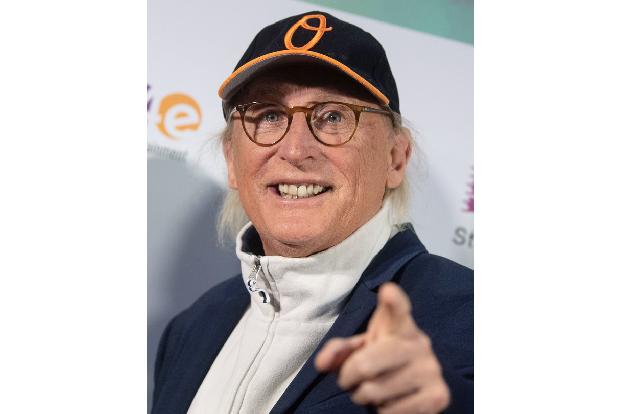 Komiker Otto Waalkes schrieb zu einem Bild, das ihn neben Franz Beckenbauer zeigt, 