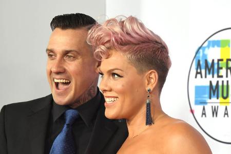 Sängerin Pink feierte kürzlich ihren 18. Hochzeitstag mit Ehemann Carey Hart, doch rückblickend sagte sie, es sah nicht immer so aus, als würden sie es als Paar durchstehen – eine Therapie half ihnen. ...