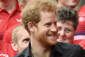 Gala mit John Travola: Prinz Harry erhält besondere Auszeichnung