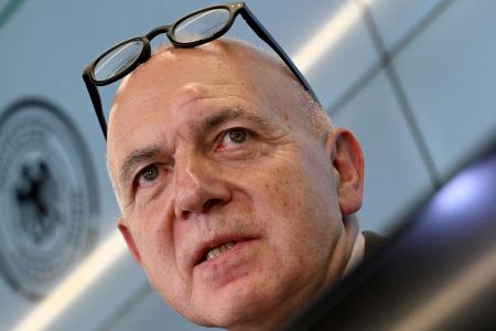 Ehrung für Beckenbauer: Neuendorf bittet um Geduld