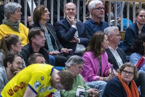 Scholz besucht zweites EM-Spiel der Handballer
