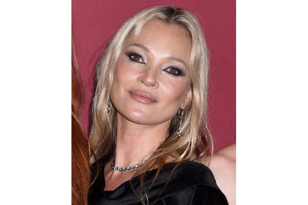 Kate hat ihre eigene Modelinie und findet auch noch Zeit, anderen zu helfen: Sie wurde unter anderem für die Organisation War Child aktiv, die sich um Kinder in Kriegsgebieten kümmert, sowie für die Elton John AIDS Foundation.