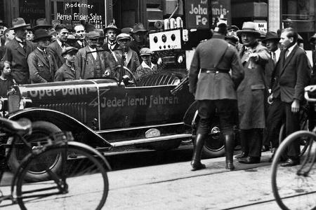 Opel 4 PS (Laubfrosch) mit Fake-Fernsteuerung auf der Opel-Bahn