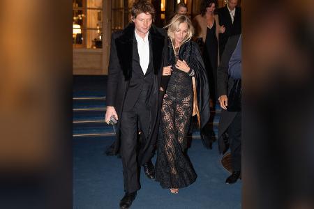 Kate Moss feiert ihren 50. Geburtstag im transparenten Spitzenkleid