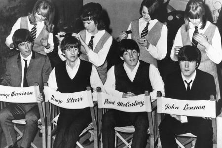 Auf den Philippinen machten sich die Beatles unbeliebt: Sie hatten 1966 eine Einladung zum Frühstück von First Lady Imelda Marcos abgelehnt, daraufhin kochte der Volkszorn hoch: Vor ihrem Hotel versam ...