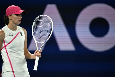 Melbourne: Swiatek kämpft sich in Runde drei