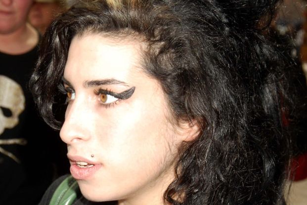 Auch Amy Winehouse war neben unvergessener Musik vor allem für einen exzessiven Lebensstil bekannt. Daraufhin wurde ihr gleich mehrfach die Einreise in die USA verwehrt. So konnte sie die fünf Grammys ...