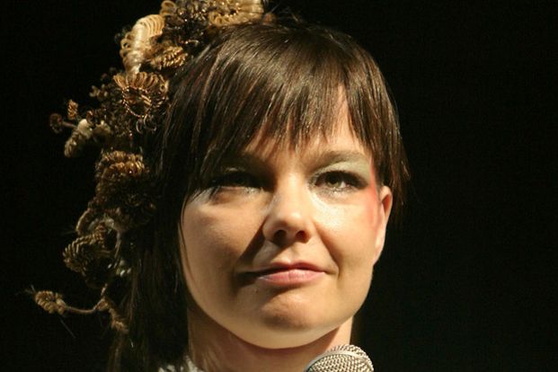 Björk hatte sich etwas zu deutlich zu den Unabhängigkeitsbestrebungen Tibets geäußert — und das ausgerechnet 2008 bei einem Konzert in China, dem Staat, von dem Tibet die Unabhängigkeit ersehnt. Die I ...