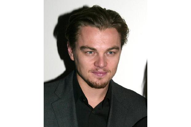 Immerhin konnte sich Burt Reynolds durchringen, eine der Hauptrollen im Erfolgsfilm 'Boogie Nights' anzunehmen. Ein anderer Star lehnte indes ab: Leonardo DiCaprio war der Wunschkandidat für die Rolle ...