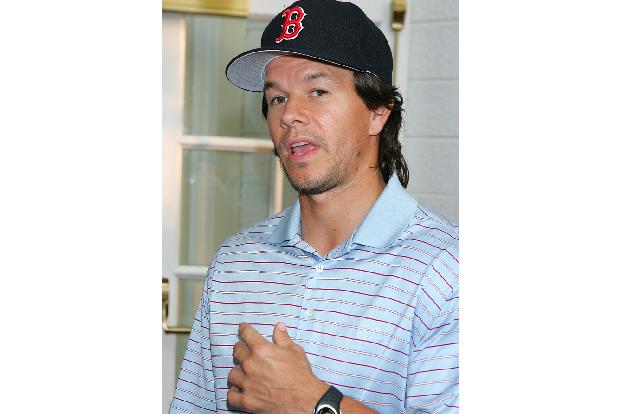 Die Rolle ging übrigens an Mark Wahlberg, der bis dahin hauptsächlich als Popstar bekannt war und als Dirk Diggler den Grundstein für eine Karriere als ernstzunehmender Darsteller legte.