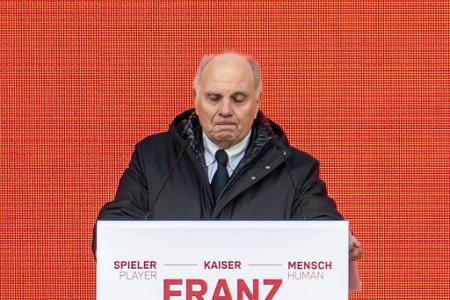 Uli Hoeneß verabschiedet sich mit bewegenden Worten von seinem Weggefährten und Freund Franz Beckenbauer.