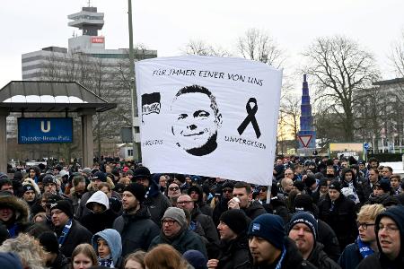 Tausende Hertha-Fans verabschieden Bernstein mit Trauermarsch