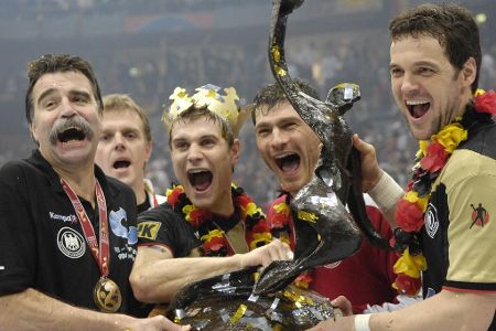 Das machen die Handball-Helden von 2007 heute - Das Handball-Märchen von 2007 bleibt unvergessen. Die deutsche Nationalmannschaft setzte sich bei der Heim-WM die Krone auf. Vor der anstehenden Handball-Europameisterschaft werfen wir einen Blick auf die Helden von damals. Das wurde aus Pascal Hens, Henning Fritz und Co.: