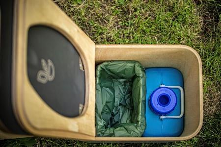 Trelino Timber, Trenntoilette, Innenansicht, Kanister