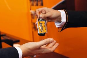 03/2022_mietwagen_schlüsselübergabe_SIXT