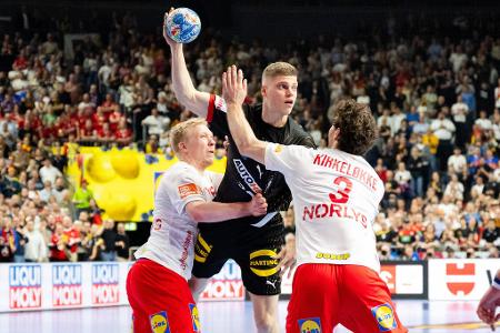 Noten und Einzelkritik zu Deutschland vs. Dänemark - Der Traum vom Titel bei der Heim-EM ist geplatzt. Gegen Dänemark setzte es eine 26:29-Pleite für die deutsche Handball-Nationalmannschaft, bei der wieder einmal Andreas Wolff überzeugte. Kapitän Johannes Golla und Shootingstar Julian Köster jedoch blieben hinter den Erwartungen zurück. Noten und Einzelkritik aller DHB-Stars: