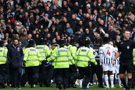 Krawalle: Unterbrechung im englischen FA-Cup