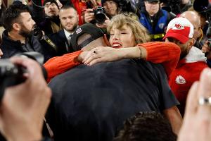 Travis Kelce steht im Super Bowl: Siegeskuss von Taylor Swift