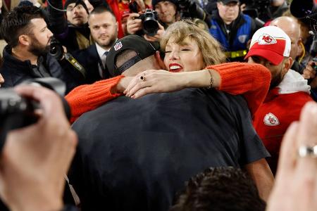 Travis Kelce steht im Super Bowl: Siegeskuss von Taylor Swift