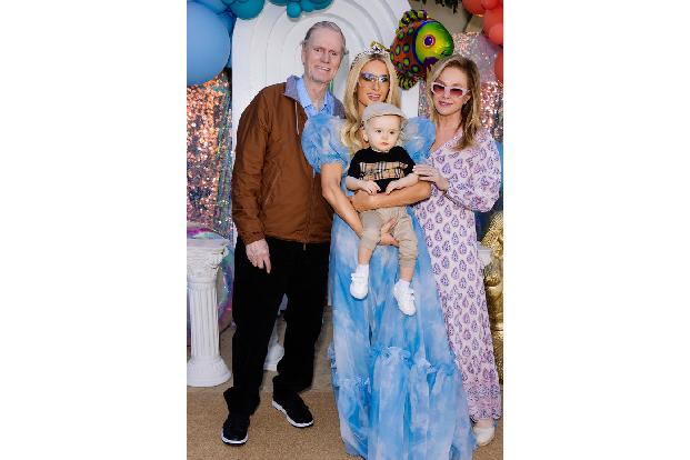 Hier posiert Paris stolz mit Phoenix und dessen Großeltern, Rick und Kathy Hilton. Es gab aber auch viel Zulauf von Promis, wie...