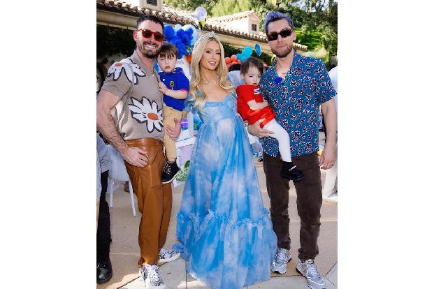 ...NSYNC-Sänger Lance Bass mit seinem Mann Michael Turchin sowie Sohn Alexander und seiner Tochter Violet.
