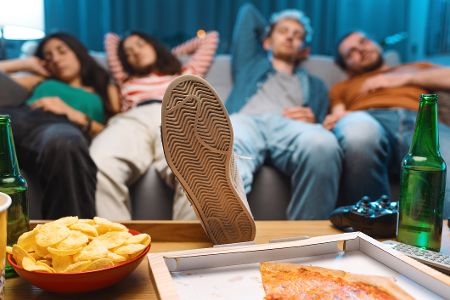 füße auf dem couchtisch