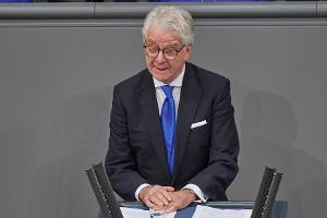 "Sei ein Mensch": Bewegende Rede von Marcel Reif im Bundestag