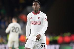 Manchester United macht nach Zittersieg Boden gut