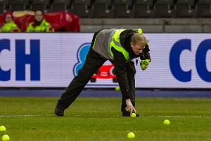 HSV gewinnt in Berlin - Tennisbälle sorgen für lange Pause