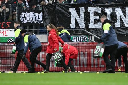Wegen Tennisbällen: Auch Hannover gegen Rostock unterbrochen