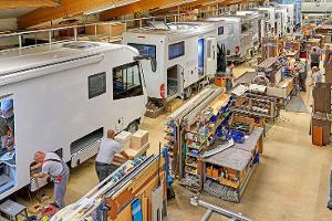 Fachkräftemangel - Produktionshalle