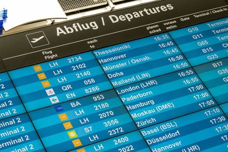 abreise anzeigetafel flughafen