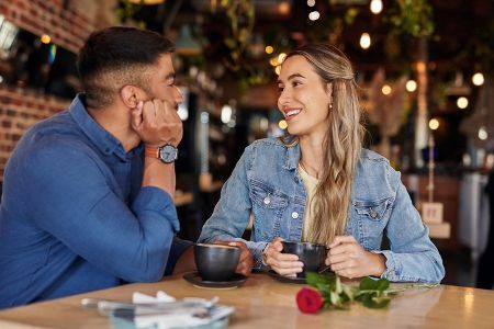 Pärchen sitzt im Restaurant und ist in ein intensives Gespräch vertieft