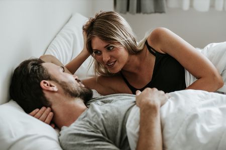 Pärchen unterhält sich im Bett