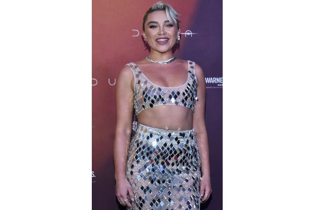 ...setzte in ihrem Kleid von Galvan auf Spiegel-Effekte.