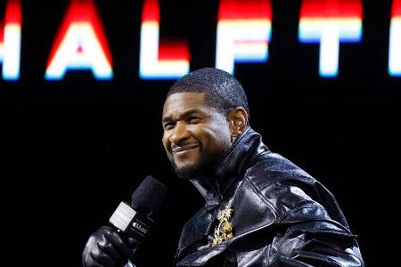 Beim Super Bowl: Usher kommt mit Rollschuhen auf die Bühne