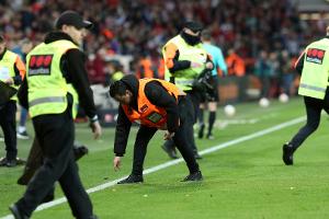Proteste im Topspiel: Bayer gegen Bayern beginnt verspätet