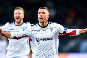Podolski erzielt Traumtor in Polen