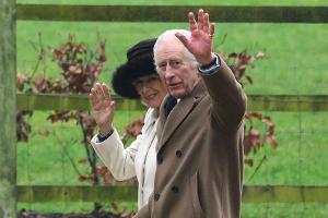 König Charles III.: Ein freundliches Winken an die Fotografen