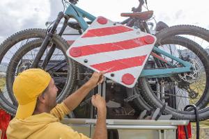 Fahrradträger mit Warntafel